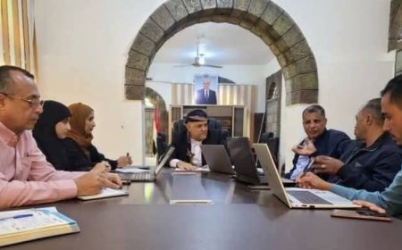 المحافظ شمسان يناقش الإعداد لانعقاد ورشة مجموعة المياه بشان الوساطة المحلية لاعادة ضخ المياه من الحوبان