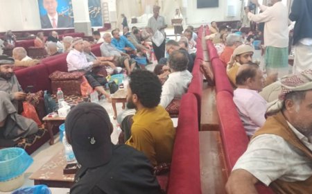 مشائخ يهر آل بن سبعة يستقبلون جموع المعزين بوفاة السفير عمر سبعة في قاعة عدن مول بعدن