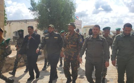 مدير أمن لحج يُجري نزولًا ميدانيًا لتعزيز الجاهزية والتكامل الأمني في معسكري القوات الخاصة والنجدة