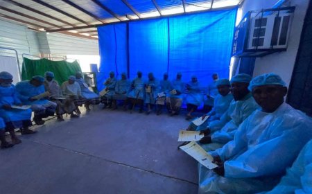 لليوم الثالث على التوالي.. المخيم الطبي في باتيس يواصل إجراء عمليات سحب المياه البيضاء