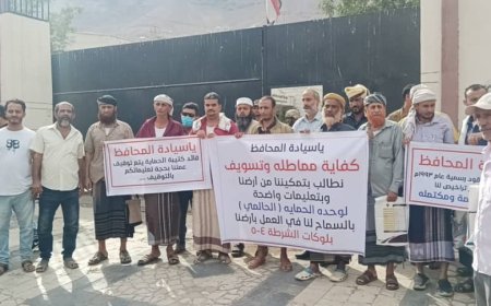 مستفيدو (بلوكات الشرطة ٤-٥) ينظمون وقفة احتجاجية أمام مبنى محافظة عدن