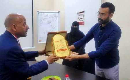 الدكتور الشرعبي يكرم منظمة كاريتاس بولند بدرع الشكر والعرفان لدعم المستشفى بأجهزة طبية ومنظومة الطاقة الشمسية