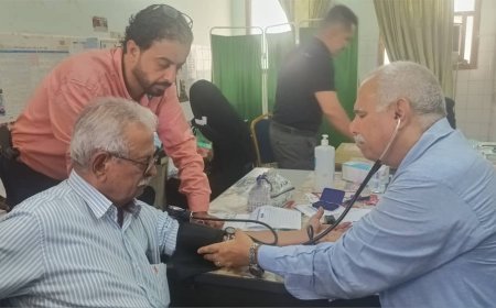برعاية لملس.. مدير عام الصحة بعدن يواصل معاينة مرضى المخيم الطبي المجاني في المنصورة