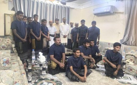 وكيل محافظة الحديدة يستقبل الصيادين العالقين في جمهورية السودان الشقيقة