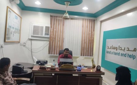 رئيسة مؤسسة سخاء التنموية والفريق التابع لها تقوم بزيارة  مؤسسة سواعد الخير للإطمئنان على صحة د. علي الدويل 