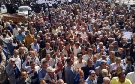 مسيرة للمعلمين في تعز تطالب بصرف الرواتب المتأخرة وتحسين الأجور 