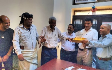 مدير عام مكتب الشؤون الاجتماعية والعمل بمحافظة أبين يكرّم مدير الشؤون الاجتماعية بزنجبار حيدرة الهندي الحنشي بدرع التميز