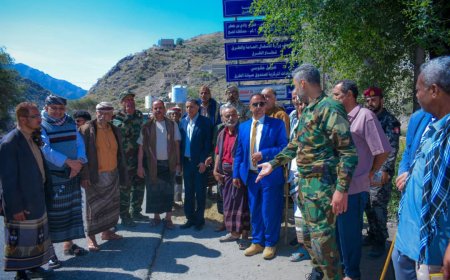 فريق هندسي من وزراة الأشغال يسلم مشروع طريق "بير العروس - وادي جعفر" في ميافع ـ لحج للجهة المنفذة