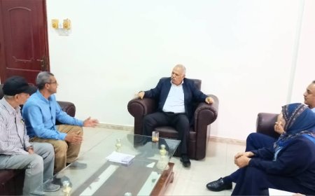 البيشي والشعبي يعقدان اجتماعاً موسعاً مع مديري المالية وشؤون الموظفين في مكتب الصحة بعدن