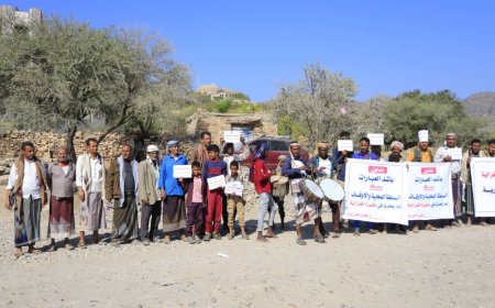 تعز.. نافذين يعتدون على حرمة مقبرة وفقة إحتجاجية لابناء عزلة بني خولان والقرى المجاورة  بمديرية المعافر.