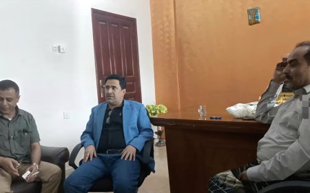 وسيم العُمري وعواس الزهري يناقشان تكثيف الحملات الرقابية على الأسواق والمراكز التجارية