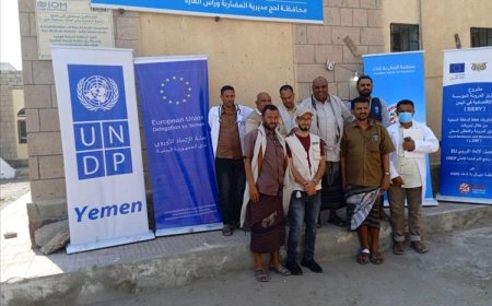 مقدمة من منظمة أجيال بلا قات.. أمين عام المجلس المحلي بمديرية المضاربة يسلم مستشفى العارة معدات الطوارئ التوليدية