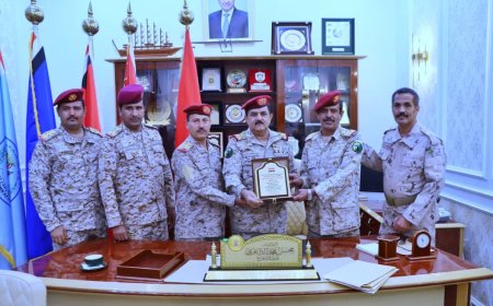 الضباط اليمنيون الدارسين في مصر يُكرِّمون وزير الدفاع الفريق الركن محسن الداعري