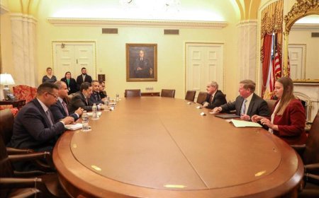 رئيس الوزراء يلتقي رئيس لجنة العلاقات الخارجية بمجلس الشيوخ الأمريكي