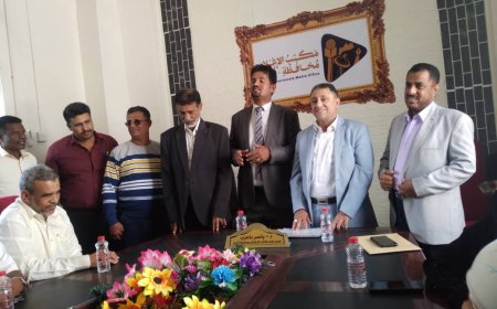 مكتب إعلام المحافظة يدشن صرف تراخيص مزاولة المهنة في إطار المحافظة