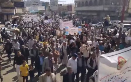 مسيرة حاشدة في مدينة تعز للمطالبة بتحسين اجور الموظفين
