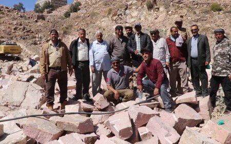 مدير عام الشعيب يتفقد سير العمل في المجمع التربوي والملعب الرياضي