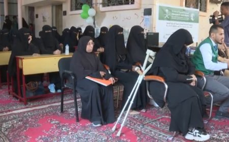 تزامناً مع اليوم العالمي للتعلم.. الأمين العام لمحلي حضرموت يدشن توزيع المقاعد المدرسية والمستلزمات والوسائل التعليمية لمراكز محو الأمية وذوي الإعاقة