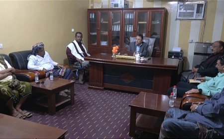 أمين عام محلي أبين يلتقي المستشار القانوني لمصنع أسمنت الوحدة لمناقشة نشاط المصنع وما هو محدد من إيرادات تتعلق بالواجبات الزكوية