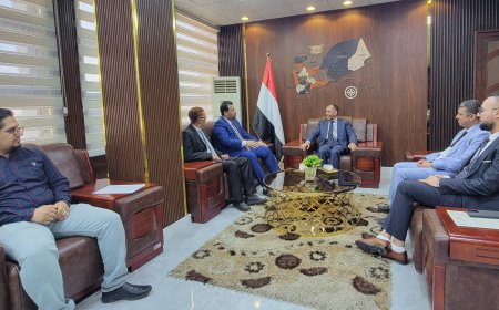 وزير الصناعة والتجارة يبحث مع مدير المؤسسة الاقتصادية اليمنية التحضيرات لمعارض الشهر الكريم