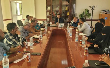 مدير عام مكتب الصحة العامة والسكان بلحج يناقش مشروع القسائم الجديدة مع مؤسسة يمان للتنمية
