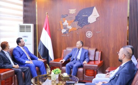 وزير الصناعة والتجارة يبحث مع مدير عام المؤسسة الاقتصادية اليمنية التحضيرات لمعارض الشهر الكريم