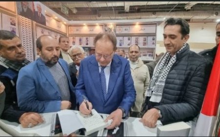 الرئيس علي ناصر محمد يوقع على كتابه الجديد “طوفان الأقصى “