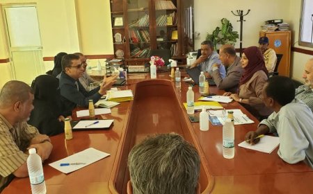 لقاء يجمع بمدير عام مكتب الصحة العامة بلحج ومستشار وزير الصحة العامة لمناقشة الأوضاع الصحية بالمحافظة