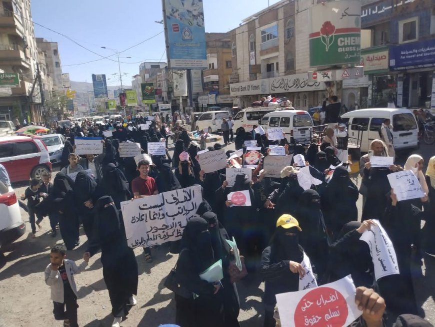 موظفو تعز يصعدون احتجاجهم للاسبوع الثالث .فيما المحافظ وعد بترتيب لقاء مع رئيس الوزراء.