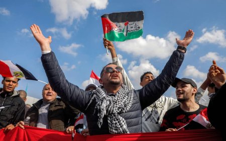 مصريون يحتشدون أمام معبر رفح رفضا لمقترح ترامب بتهجير الفلسطينيين من غزة
