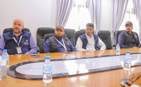 المدير باعباد يلتقي وفداً من منظمة رحمة حول العالم للاطلاع على تدخلات المنظمة في القطاع التربوي والتعليمي بالمحافظة