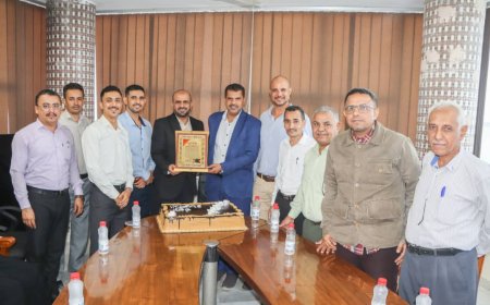 الشئون البحرية بالعاصمة عدن تبارك للدكتور نبيل بن عيفان حصوله على الدكتوراه في تخصص إدارة الموانئ البحرية وتكرمه بدرع الهيئة