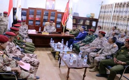 رئيس هيئة العمليات يشيد ببطولات وصمود الجيش في تعز