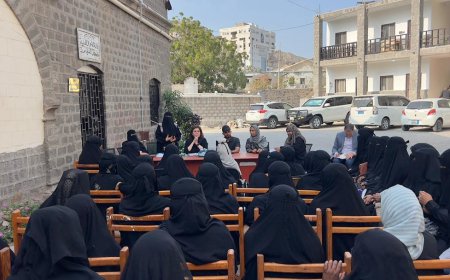 مدير عام مديرية صيرة يستقبل مسؤولة المرأة في الأمم المتحدة ويناقش احتياجات البائعات في سوق السيلة