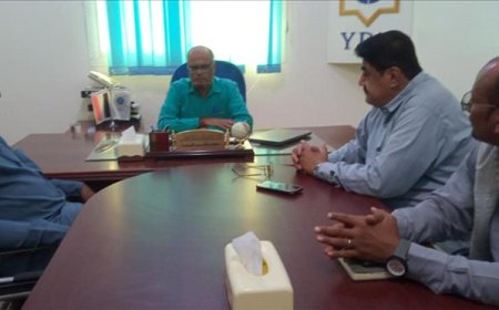 مدير عام وادي العين وحورة يلتقي مدير مكتب شبكة النماء اليمنية للمنظمات الأهلية