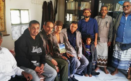 مدير عام يهر وعدد من مدراء الإدارات بالمديرية يزور الأستاذ القدير علوي احمد عفيف