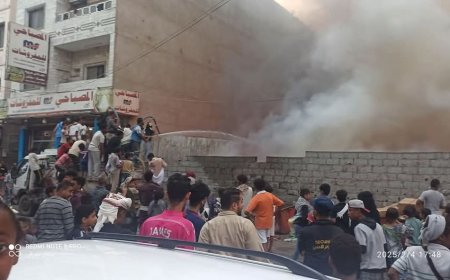 عدن.. حريق بمدينة كريتر عدن وفرق الدفاع المدني بالتعاون مع المواطنين تتمكن من إخماد الحريق
