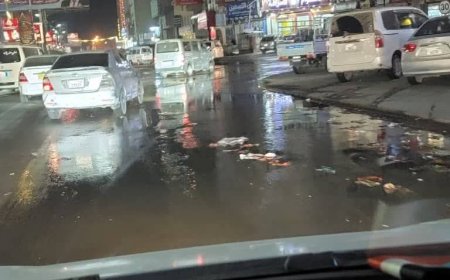 بدأت الشوارع تفيض بسبب انقطاع الكهرباء ...عدن مهددة بانقطاع المياه تمامًا وطفح المجاري في الشوارع