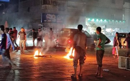 احتجاجات غاضبة في عدن بسبب انقطاع الكهرباء (صور)