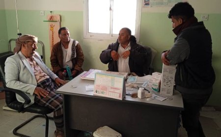 رئيس انتقالي سرار يافع يطلع على خدمات الوحدة الصحية في منطقة عمران