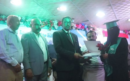 الوكيل القديمي يكرم خريجات الدفعة 21 من مدرسة خولة بنت الأزور بحيس