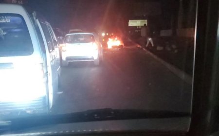 3 عرسان عالقين بالخط البحري في عدن وتدبروا أمرهم بهذه الطريقة العجيبة..(صور)