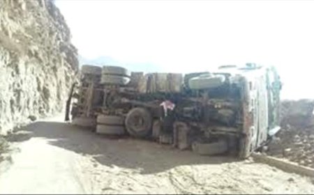 انقلاب شاحنة يقطع الطريق البديل بين تعز وعدن في القبيطة ويعرقل حركة السير