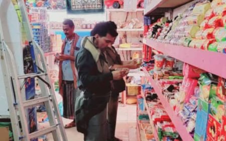 بتوجيه مدير عام رضوم.. مكتب الصناعة والتجارة ينفذ حملة تفتيش للمحلات التجارية بالمديرية
