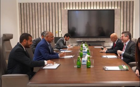 الرئيس الزُبيدي يبحث مع السفير الأمريكي مستجدات الأوضاع الإنسانية والسياسية في بلادنا