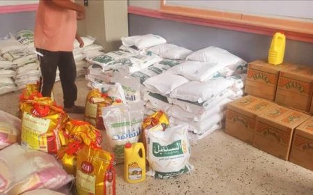 مؤسسة أبو حاتم بانافع توزع سلال غذائية للموظفين في إدارة محو الأمية وتعليم الكبار بعدن