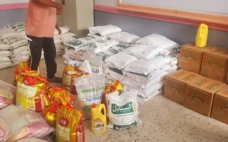 عدن: توزيع سلة غذائية متنوعة للموظفين والموظفات في ادارة محو الأمية وتعليم الكبار