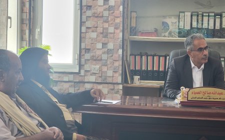 مدير عام عتق يلتقي بفريق زاد الإنساني التطوعي ويحثهم على استهداف معلمي المديرية في مساعداتهم
