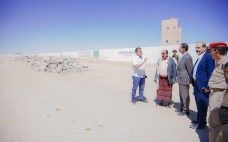 بكلفة (177) ألف دولار : محافظ شبوة بن الوزير يدشن أعمال إعادة تأهيل ملعب الفقيد الخليفي في عتق وسط فرحة شريحة الشباب والرياضيين