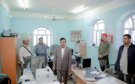 المحافظ بن الوزير يتفقد فرع شركة النفط ويشدد على تأمين احتياجات السوق وضبط المخالفين